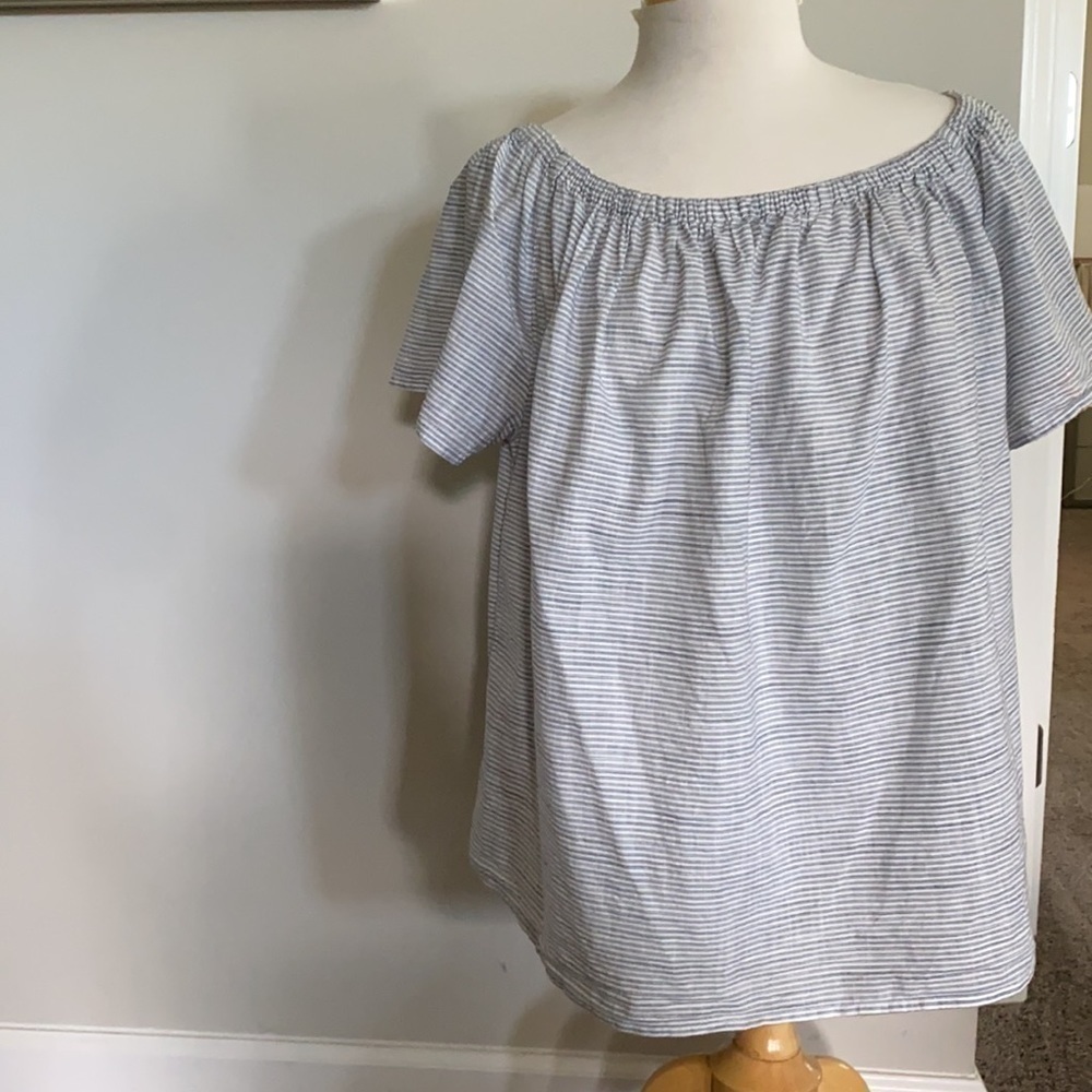 Gap off shoulder Top Size Large
